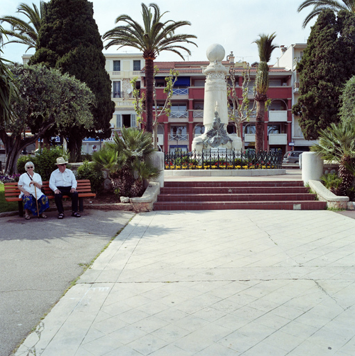 Vue d'ensemble depuis le sud du monument aux morts.