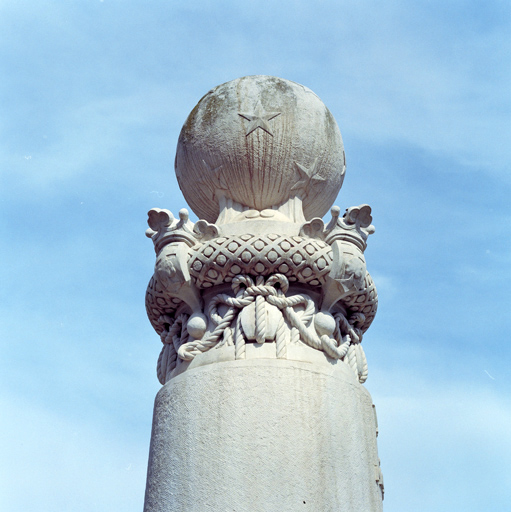 Vue de détail de la partie supérieure du monument aux ports.