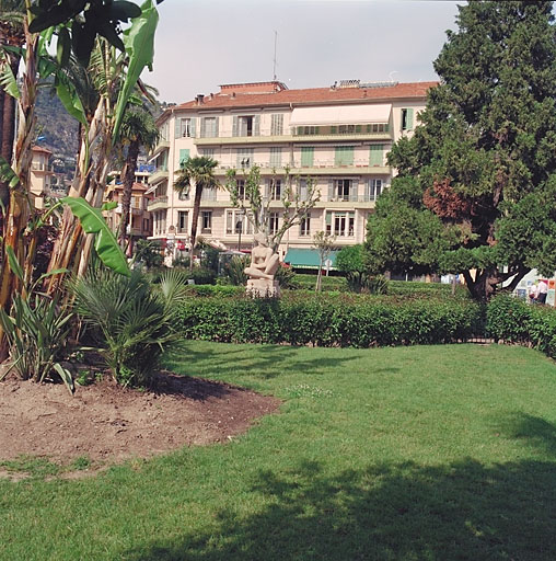 Vue partielle de la partie Est des jardins François Binon avec statue à l'arrière plan, depuis l'ouest.