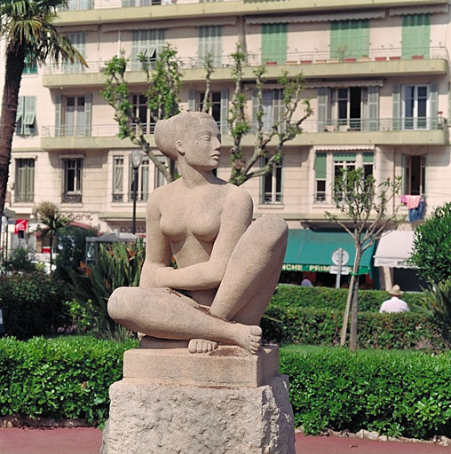 Vue de détail de la statue située dans la partie Est des jardins François Binon, depuis l'ouest.