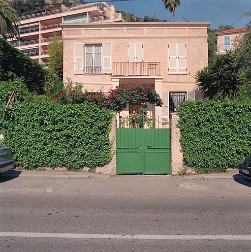 Vue d'ensemble de la façade est.