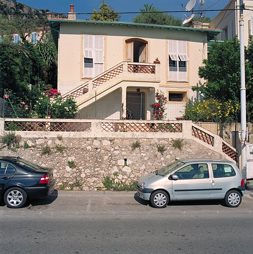 Vue d'ensemble de la façade est.