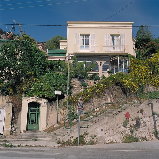 Vue d'ensemble depuis l'est. ; Fig.        Escalier piéton dit Escalier de Saint-Estève, permettant de relier le boulevard Princesse-Grace à l'avenue du Général-Leclerc.