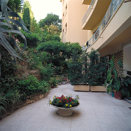 Vue partielle du jardin et de la façade ouest, depuis le sud.