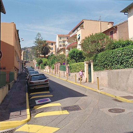 Vue partielle du lotissement réalisé dans le quartier de La Gravette avec l'avenue de Verdun au premier plan, depuis l'ouest.