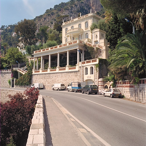 Vue en perspective de la façade sud, depuis l'est.