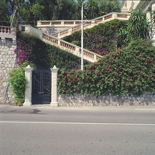 Vue d'ensemble de l'entrée sur l'avenue Albert 1er avec escalier à l'arrière plan.