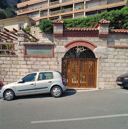 Vue de détail du portail de la villa Dianina.