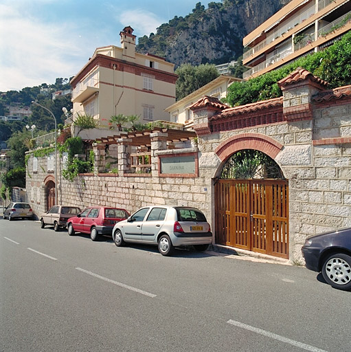 Vue d'ensemble de la villa La Tisaniere construite dans la partie ouest de la parcelle, avec au premier plan le portail de la Villa Dianina construite à l'est de la parcelle.