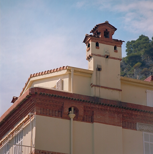 Vue de détail de la cheminée de la Villa La Tisaniere, depuis l'est.