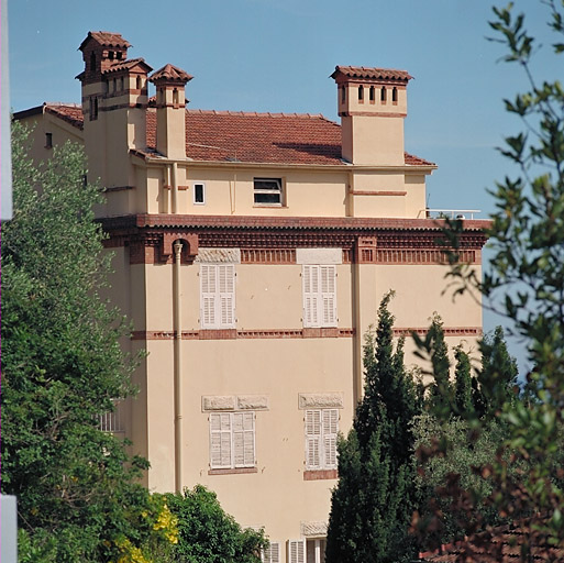 Vue partielle de la façade ouest d la Villa La Tisaniere.