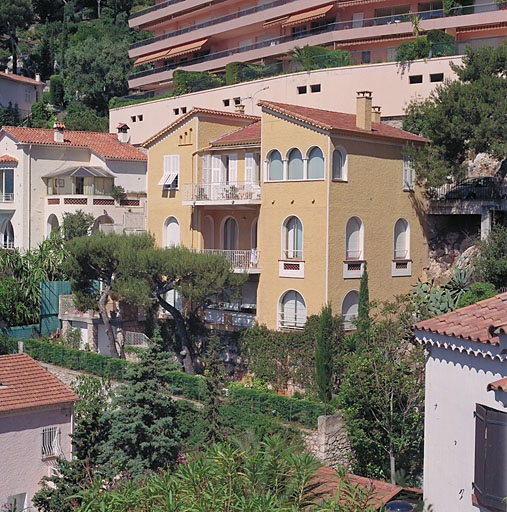 Vue en perspective de la façade sud, depuis le nord.