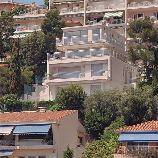 Vue d'ensemble de la façade est.