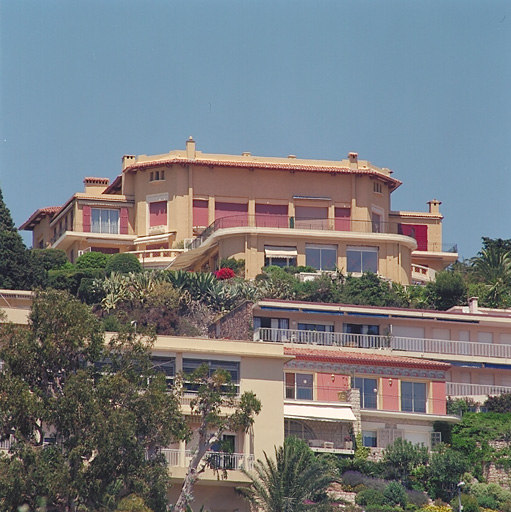 Vue d'ensemble de la façade sud-est.
