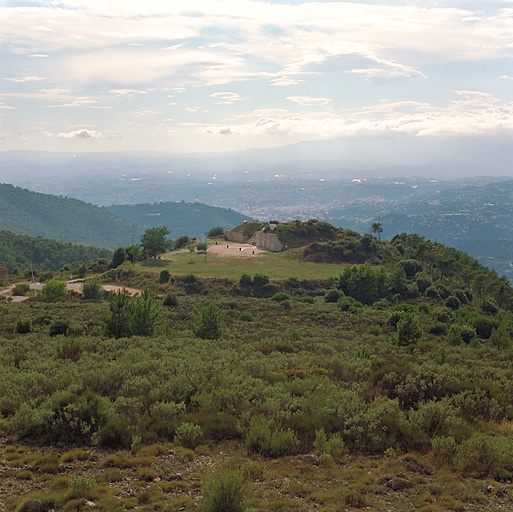 Vue générale depuis l'est.