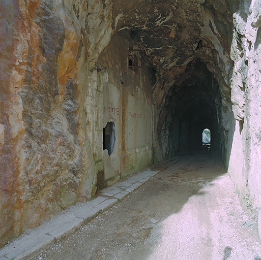 Batterie la Simboula. Façade du corps de garde du magasin à poudre à l'ouest du tunnel routier.