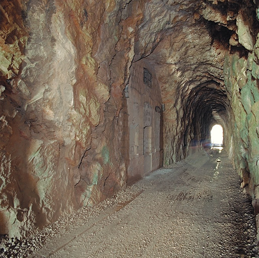 Batterie la Simboula. Intérieur du tunnel avec façade de l'atelier de chargement du magasin à poudres.