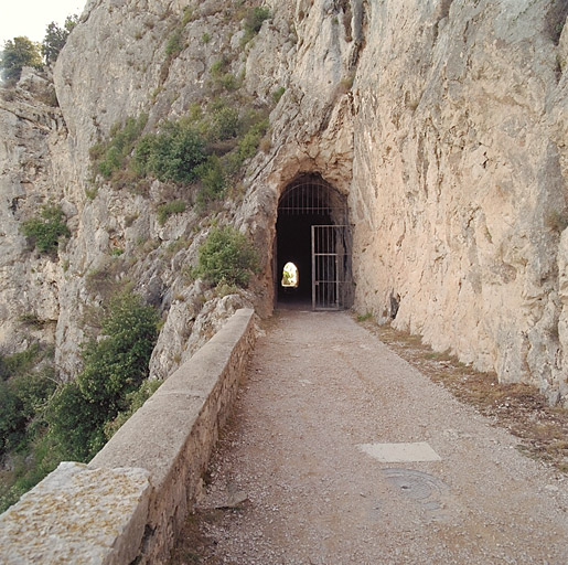 Batterie la Simboula. Issue orientale du tunnel de la route militaire, avec sa porte grille en fer.