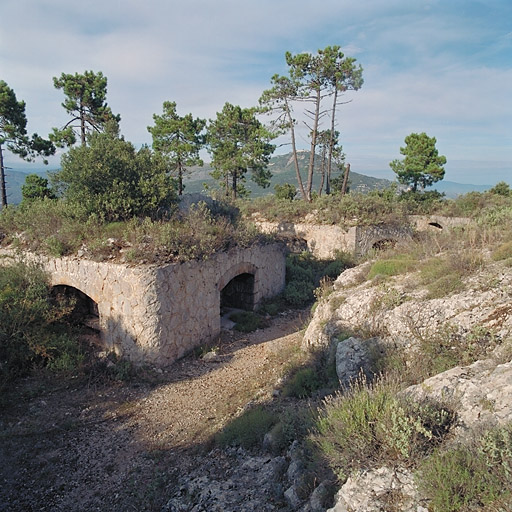 Eze. Batterie de la Simboula. ; Batterie la Simboula. Emplacements de tir de la batterie, avec niches-abris, vus de l'ouest.