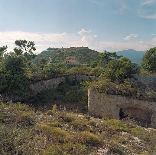 Batterie la Simboula. Emplacement de tir de la batterie, avec niches-abris, au fond le fort de La Revère.