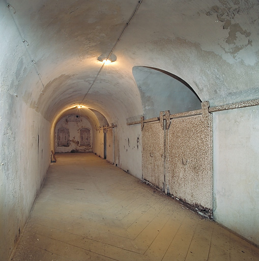 Troisième casemate-abri avec accès des magasins.