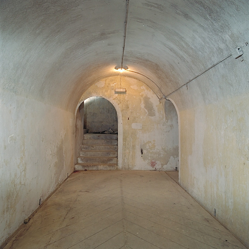 Escalier montant vers la batterie dans la troisième casemate-abri.