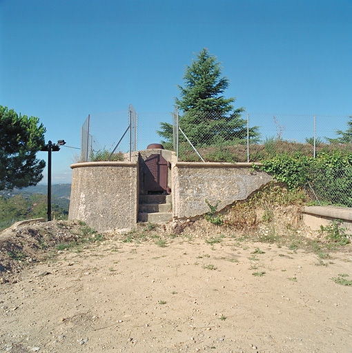 Guérite-observatoire ouest de la batterie, avec sa cloche et sa porte blindée..