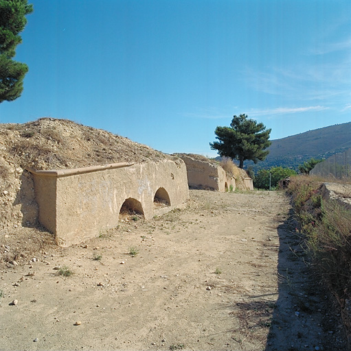 Banquette et emplacements de tir de la batterie. ; Batterie de Colomars.