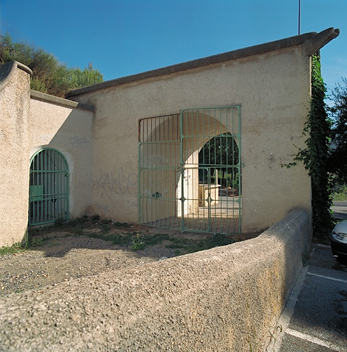 Face intérieure de l'ouvrage d'entrée et porte d'entrée des casemates en caverne.