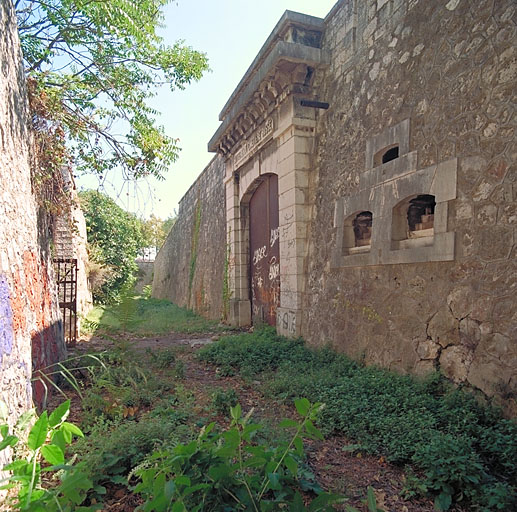 Porte d'entrée monumentale dans la face du demi bastion nord-est; à droite, créneaux du corps de garde. ; Nice. Batterie du cimetière russe.