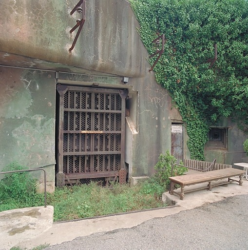 Façade du bloc d'entrée 1, détail des deux portes, des munitions (pont-levis) et des hommes en position fermée, créneau FM à droite.
