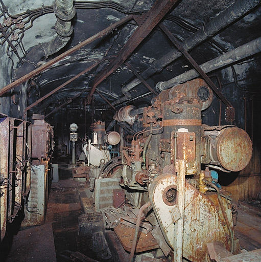 Centrale électrique ou usine de l'ouvrage, groupes électrogènes Alsthom.