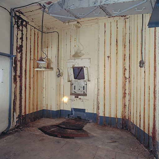 Bloc 2, niveau 1, intérieur de la casemate blindée pour mortier de 81; au plafond, toboggan d'évacuation des douilles de 75.