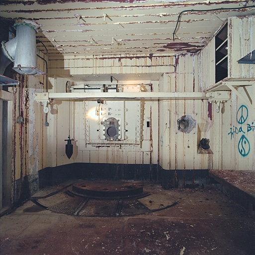 Bloc 2, niveau 2, intérieur de la casemate blindée pour canon-mortier de 75; plaque d'embrasure.