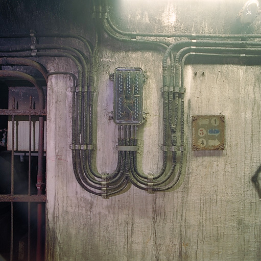 Galerie de distribution principale, détail de câblages electriques et plaque d'orientation vers les blocs..