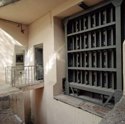 Bloc 1, détail des portes des hommes (passerelle refaite) et des munitions sur le fossé-diamant; créneau de flanquement..