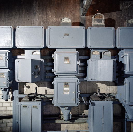 Détail des tableaux électriques, boites de dérivation et transformateurs de l'usine.