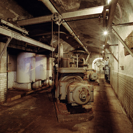 Central électrogène ou usine de l'ouvrage, avec moteurs diesel Renault, et futs de liquide de refroidissement.