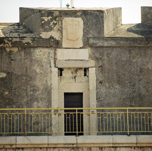 Détail de la porte d'origine de la tour avec tableau d'encastrement du pont-levis et blason des Grimaldi.