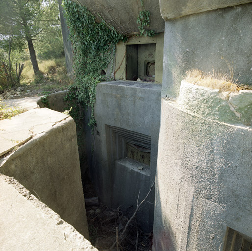 Bloc 2, détail du fossé-diamant et d'embrasures superposées pour mortier de 81 et pour canon-mortier de 75.