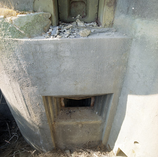 Façade du bloc 2, détail d'embrasure à trémie contre-plongeante pour mortier de 81, sous une embrasure de 75.