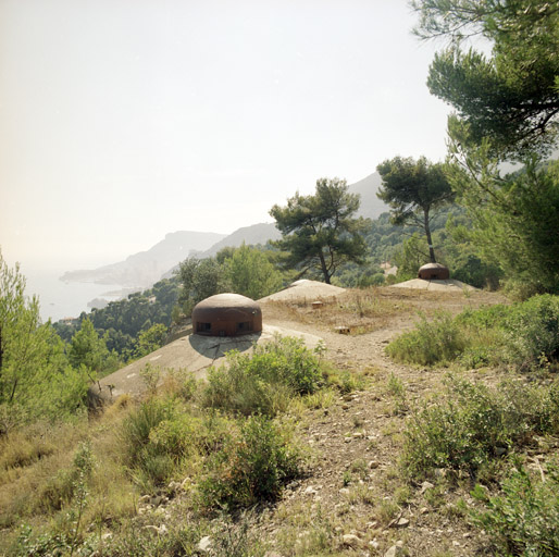 Bloc 2, vue du dessus; deux cloches GFM encadrant la cloche JM, regardant le littoral.