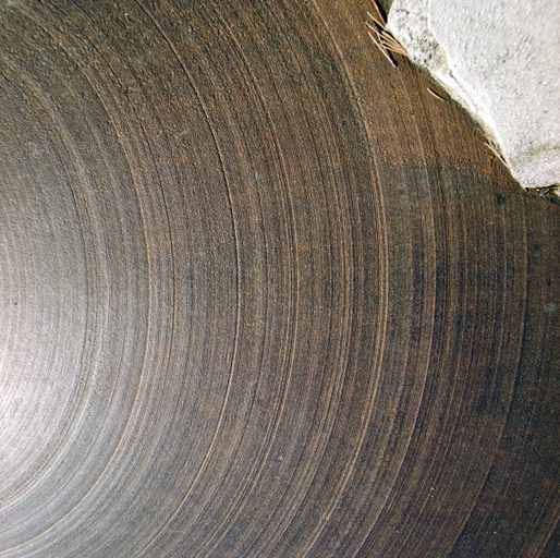 Détail de surface d'une cloche en acier laminé.