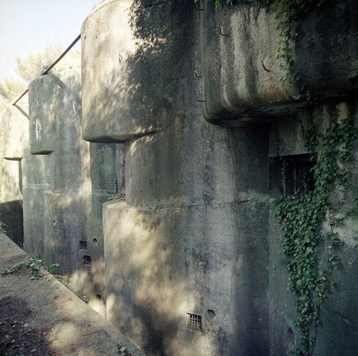 Bloc 3, enfilade de la façade festonnée avec surplomb des visières, à l'opposé des tirs de flanquement.
