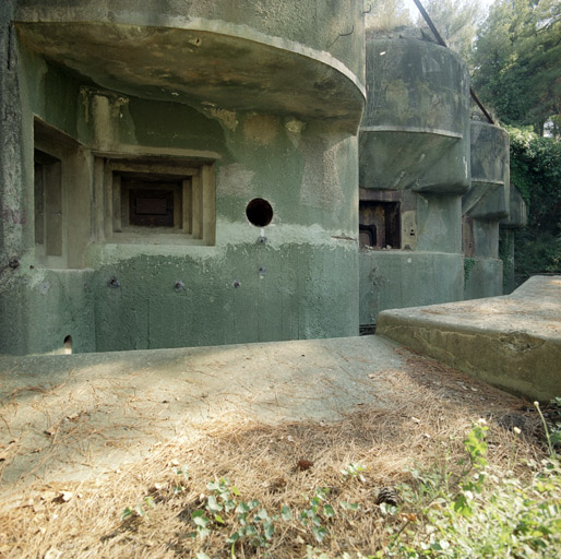 Bloc 3, enfilade de la façade festonnée avec surplomb des visières, face aux tirs de flanquement, à gauche, créneaux FM.