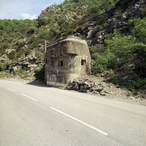 Flanc et gorge de la casemate, avec deux créneaux pour fusils mitrailleurs (F.M.).