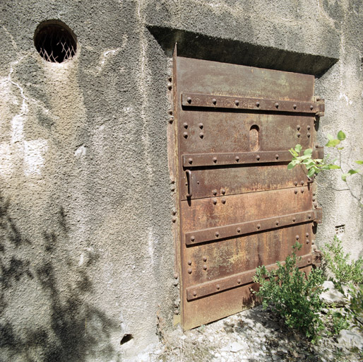 Détail de la porte blindée de la casemate.