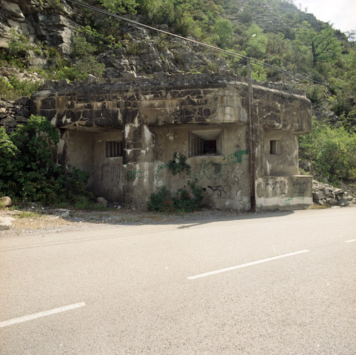 Façade ou front principal de la casemate, avec créneaux pour F.M. et pour mitrailleuse.