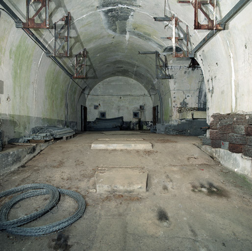 Le hall d'entrée du téléphérique dans le bloc 3, vu vers le fond (deux créneaux de défense dans le mur de fond et portes latérales).