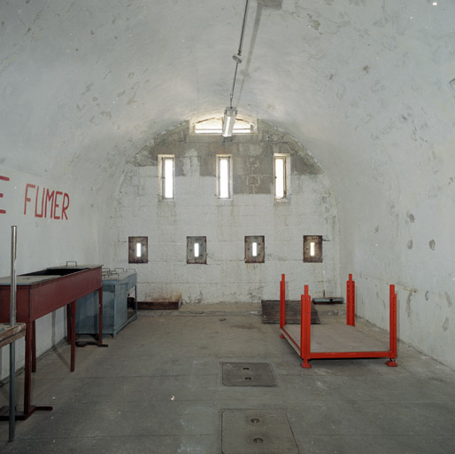 Intérieur de la casemate de flanquement de la porte d'entrée du fort ; mur de fond crénelé.